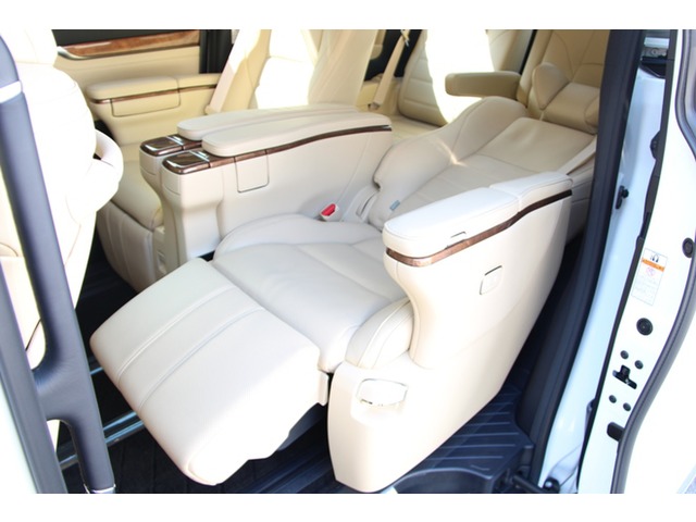 中古車 トヨタ ヴェルファイア エグゼクティブラウンジ 3 700km ホワイト 岡山県 価格応談 中古車情報 中古車検索なら 車選びドットコム 車選び Com