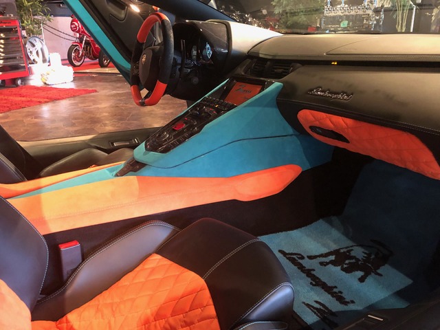 Burago ランボルギーニ アヴェンタドールLP700-4 カスタム車 ランボルギーニ アヴェンタドール LP700-4 4WD ☆オリジナル