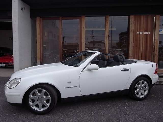 中古車 メルセデス ベンツ Slk230 コンプレッサー ワンオーナー電動オープン黒革シートヒータ の中古車詳細 59 000km ホワイト 岐阜県 58万円 中古車情報 中古車検索なら 車選びドットコム 車選び Com