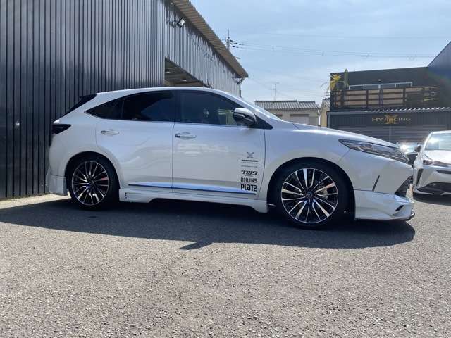 中古車 トヨタ ハリアー 2 0 ターボ プレミアム 4wd デモカー 総額万円 カスタム用品1 の中古車詳細 3 000km ホワイトパール 大阪府 385万円 中古車情報 中古車検索なら 車選びドットコム 車選び Com