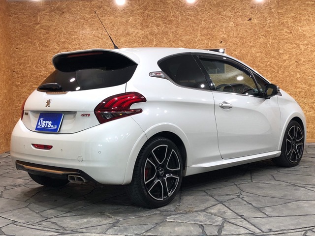 中古車 プジョー 8 Gti の中古車詳細 33 000km パールホワイト 埼玉県 214 8万円 中古車情報 中古車検索なら 車 選びドットコム 車選び Com