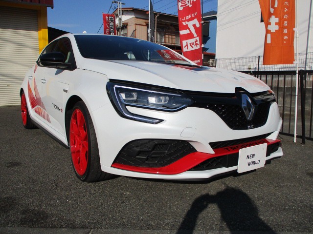 中古車 ルノー メガーヌ ルノー スポール トロフィーr カーボン セラミックパック シリアル001 世界500台日本限定4台 の中古車詳細 150km パールホワイト 神奈川県 999 8万円 中古車情報 中古車検索なら 車選びドットコム 車選び Com