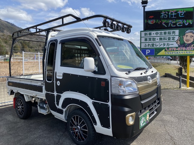 中古車 ダイハツ ハイゼットトラック ジャンボ 4wd カスタム車両 オートマ車 の中古車詳細 36 378km ホワイト 兵庫県 146 2万円 中古車情報 中古車検索なら 車選びドットコム 車選び Com