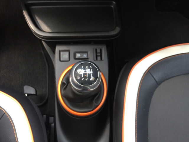 中古車 ルノー トゥインゴ Gt 5速mt メモリーナビ 禁煙 の中古車詳細 8 000km オランジュブレイズメタリック 神奈川県 228万円 中古車情報 中古車検索なら 車選びドットコム 車選び Com