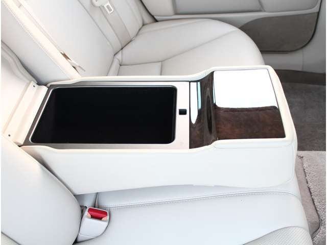 中古車 レクサス Ls600h 600h バージョンs Iパッケージ 4wd 白革シート サンルーフ の中古車詳細 86 000km 黒 兵庫県 169 8万円 中古車情報 中古車検索なら 車選びドットコム 車選び Com