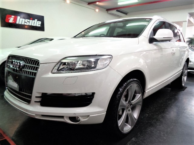 中古車 アウディ Q7 3 6 Fsi クワトロ 4wd 7人乗り黒革22インチawクルコンhid の中古車詳細 63 300km ホワイト 大阪府 135万円 中古車情報 中古車検索なら 車選びドットコム 車選び Com