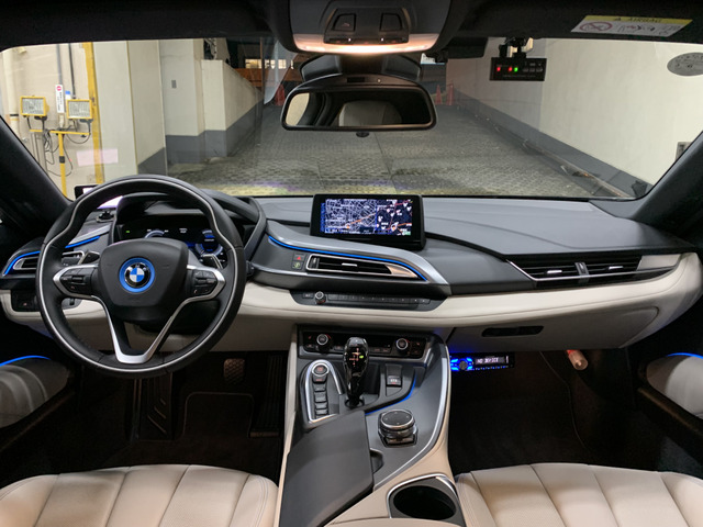 中古車 Bmw I8 ベースモデル 左h ピュアインパルスpkg 社外dtv の中古車詳細 9 000km アイオニックシルバー 東京都 955万円 中古車情報 中古車検索なら 車選びドットコム 車選び Com
