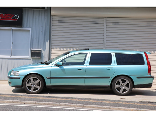 中古車 ボルボ V70 R Awd 4wd 限定車 Awd 青革シート サンルーフ の中古車詳細 71 000km フラッシュグリーンメタリック 広島県 70万円 中古車情報 中古車検索なら 車選びドットコム 車選び Com