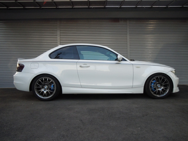 中古車 Bmw 135iクーペ 135i Kw車高調 ワンオフマフラー 18aw の中古車詳細 66 700km アルピンホワイト 神奈川県 253万円 中古車情報 中古車検索なら 車選びドットコム 車選び Com