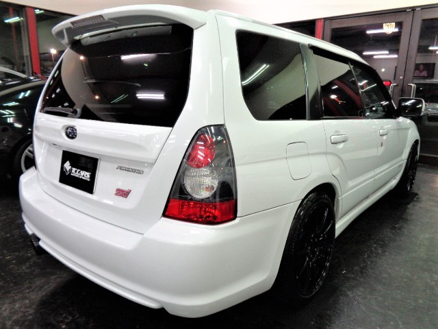 中古車 スバル フォレスター 2 5 Stiバージョン 4wd 6mtマフラー車高調ブレンボレカロナビ の中古車詳細 ホワイト 大阪府 125万円 中古車情報 中古車検索なら 車選びドットコム 車選び Com