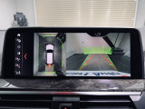 パーキングアシストプラスは、トップ・ビュー+3Dビュー、サイド・ビュー・カメラ、リヤ・ビュー・カメラ(予想進路表示機能付)、各センサーによって安全で正確な駐車を運転者に代わってサポートします。