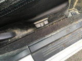 こちらは運転席とドアの間の溝です。こちらもかなり汚れております。こちらも隅々まで清潔にしていきます。