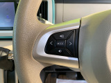 ハンドル左指のところには、オーディオのチャンネル・音量を調節できるコントロールスイッチが装備されております。運転中手を離さず操作できます!