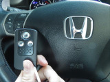 スマートキーなら鍵をポケットやカバンに入れておいても車輌に近付く、もしくはドアノブに触れるだけでドアが開きます!荷物で手がふさがっているときなどにとても便利ですよね♪