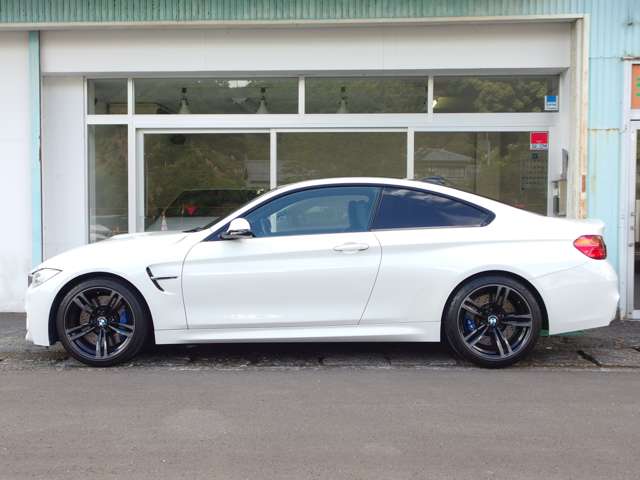 中古車 BMW M4クーペ 3.0 ベース ワンオーナー カーボンルーフ 禁煙 の