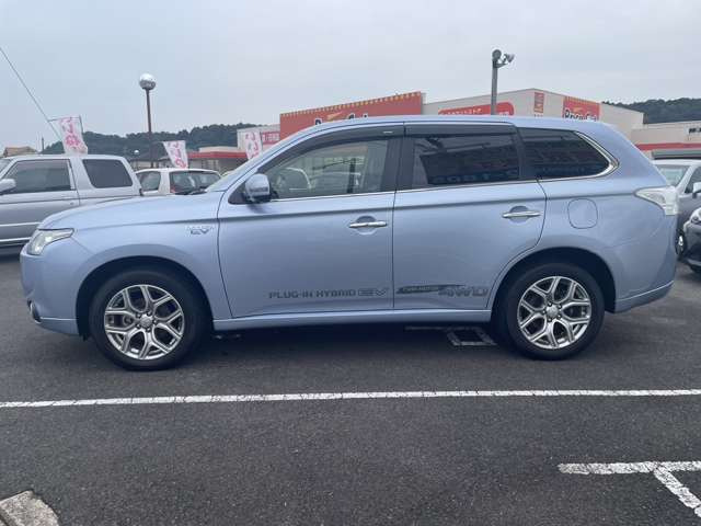 中古車 三菱 アウトランダーPHEV 2.0 G プレミアムパッケージ 4WD 1