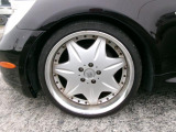 アルミホイールのメリットは「軽さ」と「デザイン性の高さ」と言えます。スチールに比べてアルミは軽量なために、ハンドル操作性の向上や車の燃費が良くなると言われております。