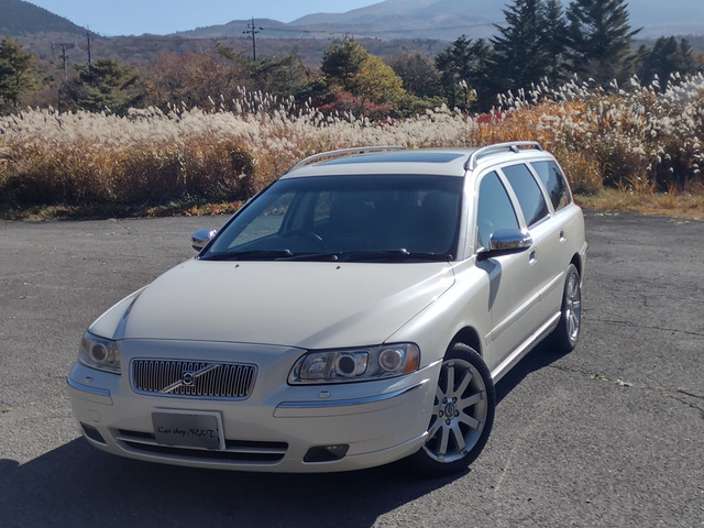 中古車 ボルボ V70 ホワイトパールエディション AA評4 バック