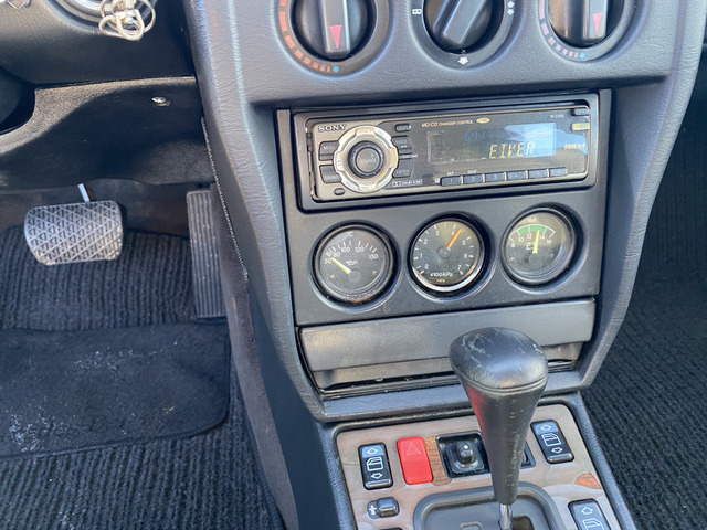 輸入車-リビルトセンタ-メルセデス-ベンツ190E-へツト取り付け ちがい
