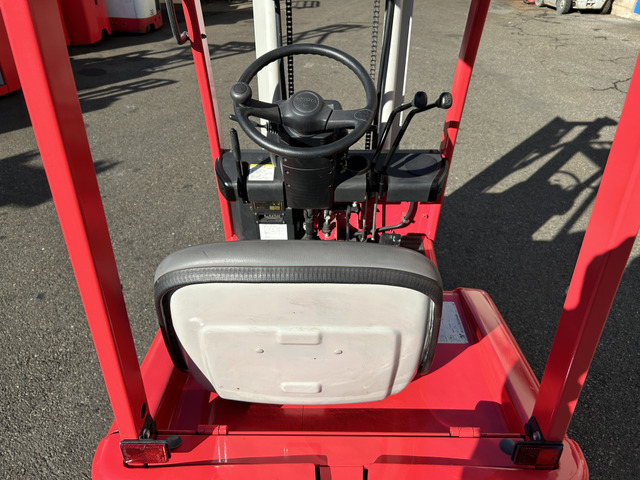 その他 トヨタL&F 電動フォークリフト 小旋回 700キロ 3m