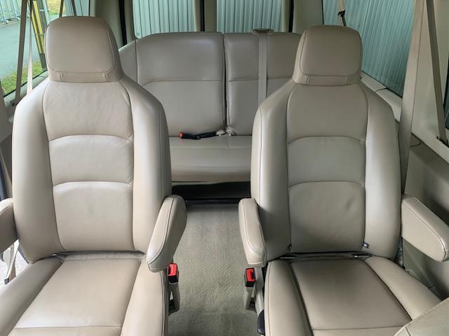 本物保証定番送料無料エコノライン　椅子 フォード　2014年式　純正リアシート 全タイプ共通：リクライニング機能、3点式シートベルト付 二脚 内装