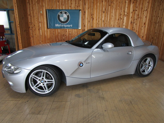 【中古】 Z4(E85)シルバー　ハードトップ BMW Z4 ロードスター 2.5i ハードトップ 社外イカリングヘッド の中古