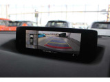 ★360°ビューモニター★4個のカメラから得た画像を車両上方から見下ろしたような映像で表示することで、車と路面の駐車枠の関係を一目で確認できます★