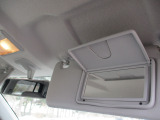 運転席バニティーミラー付きです。