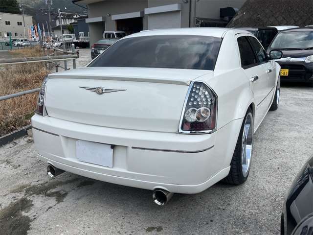 中古車 クライスラー 300C 左ハンドル 300C の中古車詳細 (125,000km, 白, 福岡県, 60万円) | 中古車情報・中古車検索なら【 車選びドットコム（車選び.com）】