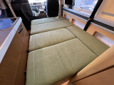 ダイネットもこのように簡単にベッド展開が可能です!寸法は190cm×120cmとなっております!