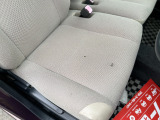 運転席座面に小さな焦げ穴があります。
