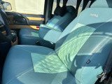 運転席のシートはオーダーメイドで張り替えを実施しており、株式会社エルティードさんのHPでも紹介されています。