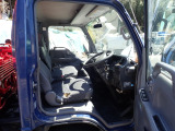 乗車定員:3人 内装は右シート座面に破れ見られます。