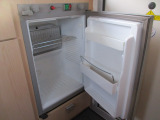 冷蔵庫付なので食品保存に安心です