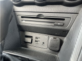 メーカーオプションの【CD/DVDプレーヤー+地上デジタルTVチューナー(フルセグ)】も装備されております。快適に車内空間をお過ごし頂けます。