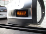 【アウディ サイドアシスト】ドアミラーでの死角となる左右後方の車両などをセンサーが感知し、巻き込み事故などを事前に防ぎます。