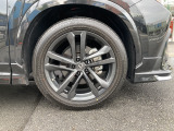 ダークグレーメタリック塗装の純正20インチアルミを装着! タイヤの溝もまだまだ残っております。