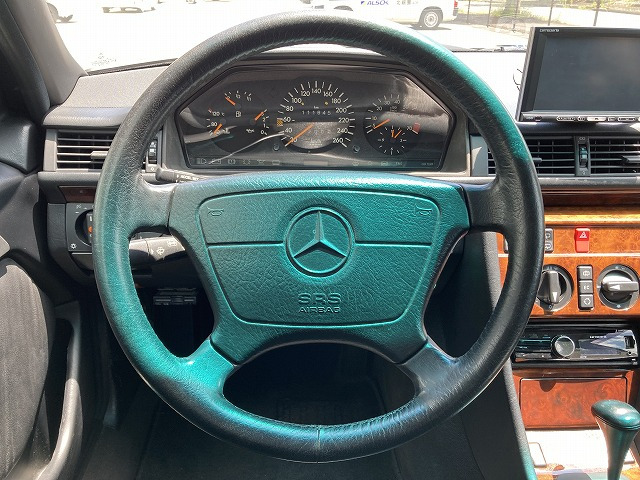 中古車 メルセデス・ベンツ Eクラスワゴン E320 左ハンドル、本革 