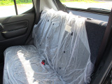 後部座席シートは未使用のままです。