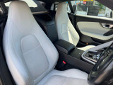 とても視認性のよいドライビングポジションで、ナビやオーディオ類、エアコンなどの操作も運転中でも気軽に行える配置になっております!