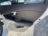 【全車リフレッシュ】隅々までの車内クリーニングに加え、専用装置でタバコやペット臭の脱臭と、細菌・ウィルス・カビの殺菌を実施。ニオイを徹底除去し、清潔にリフレッシュしてご納車します。