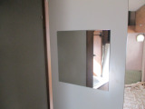トイレルームの扉に鏡を設置
