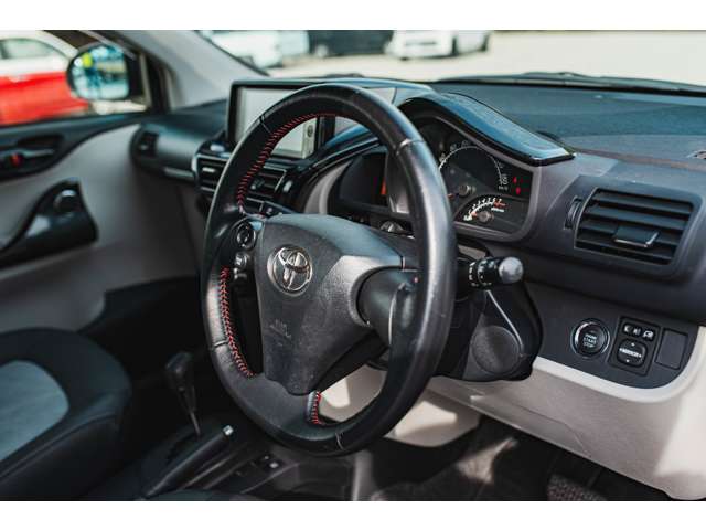 トヨタ iQ 1.3 130G レザーパッケージ フルオプション の中古車