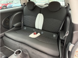 MINIならではのホールド力の高いシートを使用しております。後席には、チャイルドシートも取付可能です。