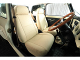 ボディカラーにマッチするオフホワイトのシートカバーも新品が装着されています