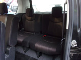 ゆったりとしたサードシート。