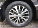純正16インチアルミホイール。ノーマルタイヤ付き。