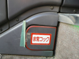 非常コック☆万が一自動扉の故障等で車内に閉じ込められた時、中のコックをひねれば、手動で扉の開閉できます!