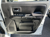 運転席内張りにも収納箇所たくさん♪嬉しいですね♪