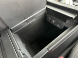 大型センターコンソール! 500mlのペットボトルも入ります。